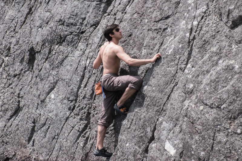 Illustration for article titled How To Climb Big Cliffs Without Ropes And Not Die